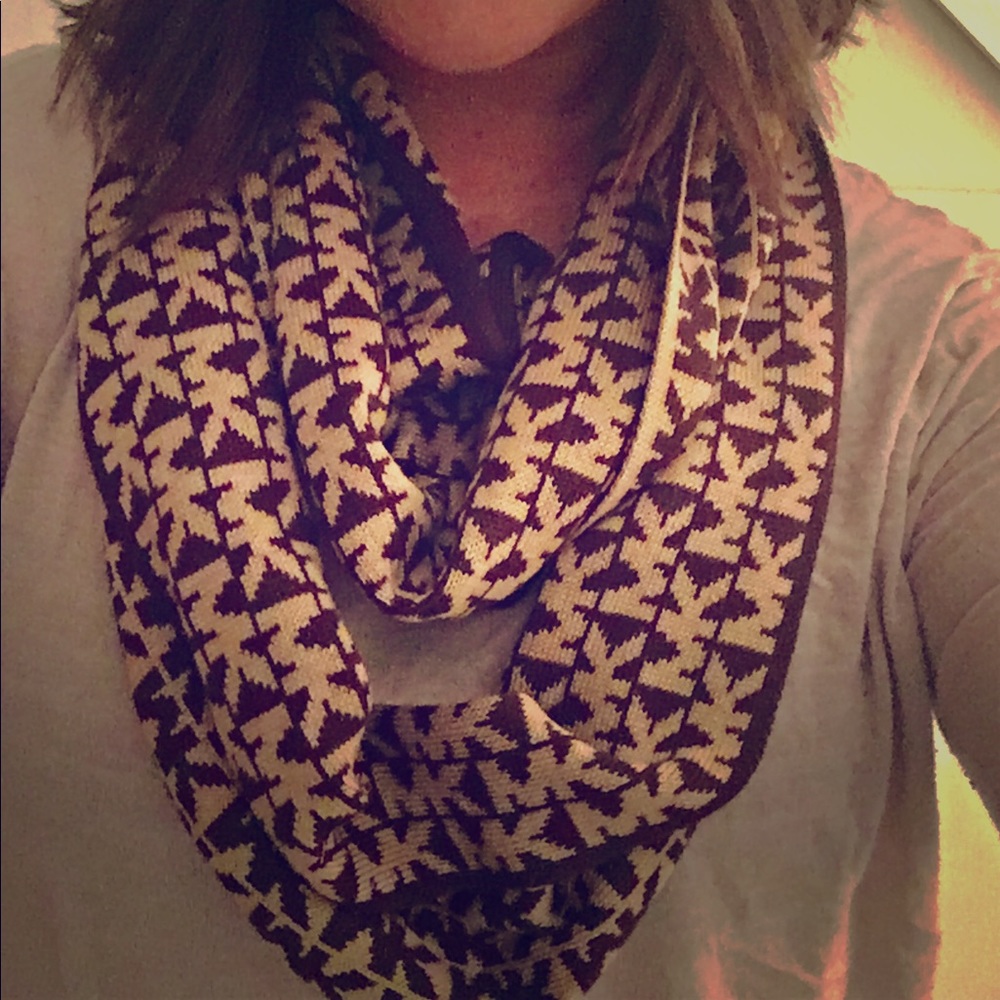 NWT* MICHAEL KORS ❄️ MK logo scarf 🧣